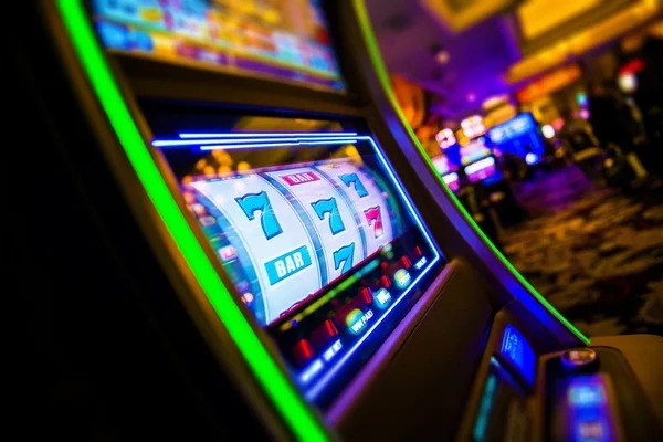 Live dealer interaction and chat feature during Capsa Banting game